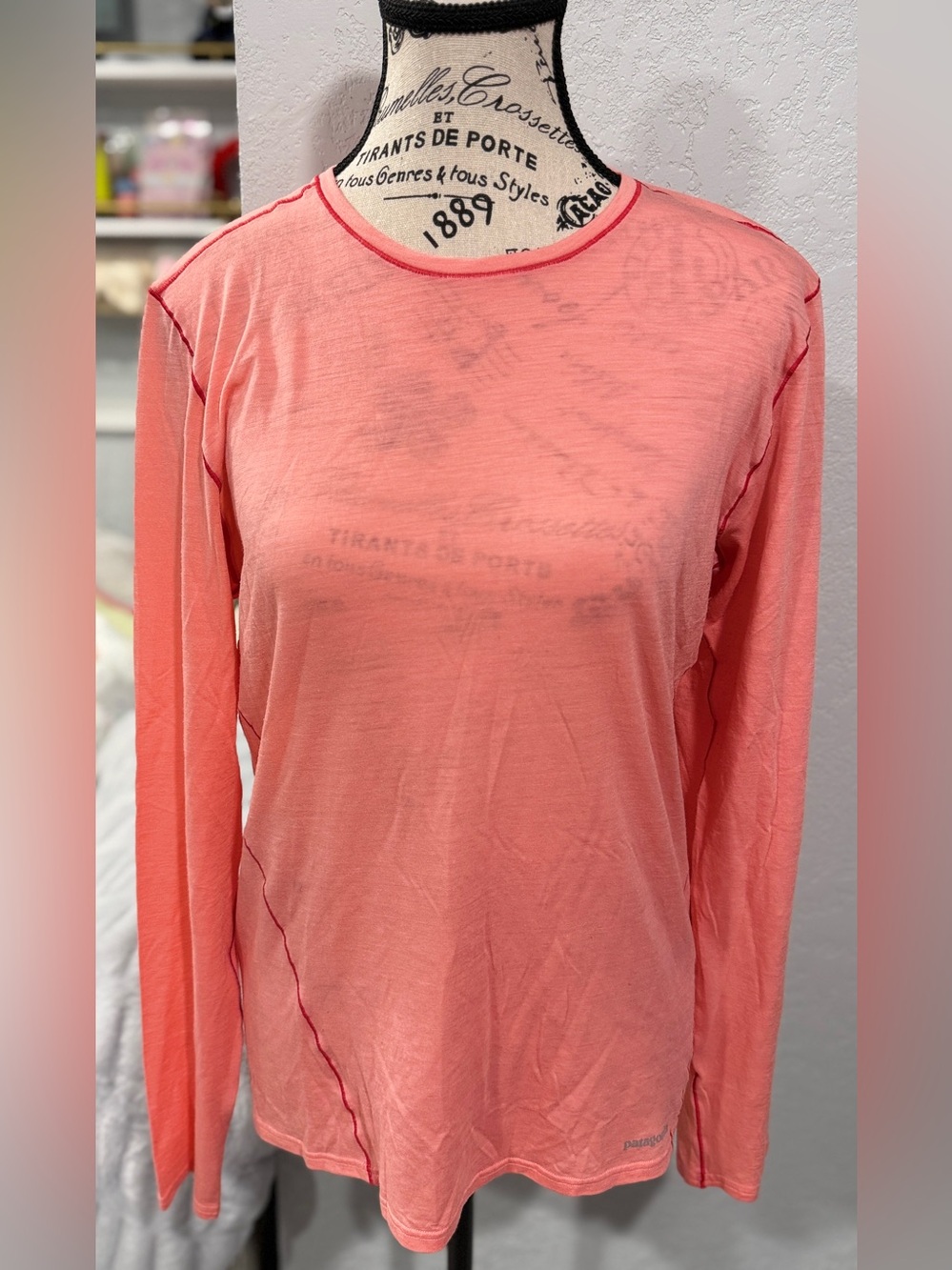 Patagonia Women’s Coral Pink Long Sleeve Lightweight Performance Shirt Medium - Picture 2 of 8